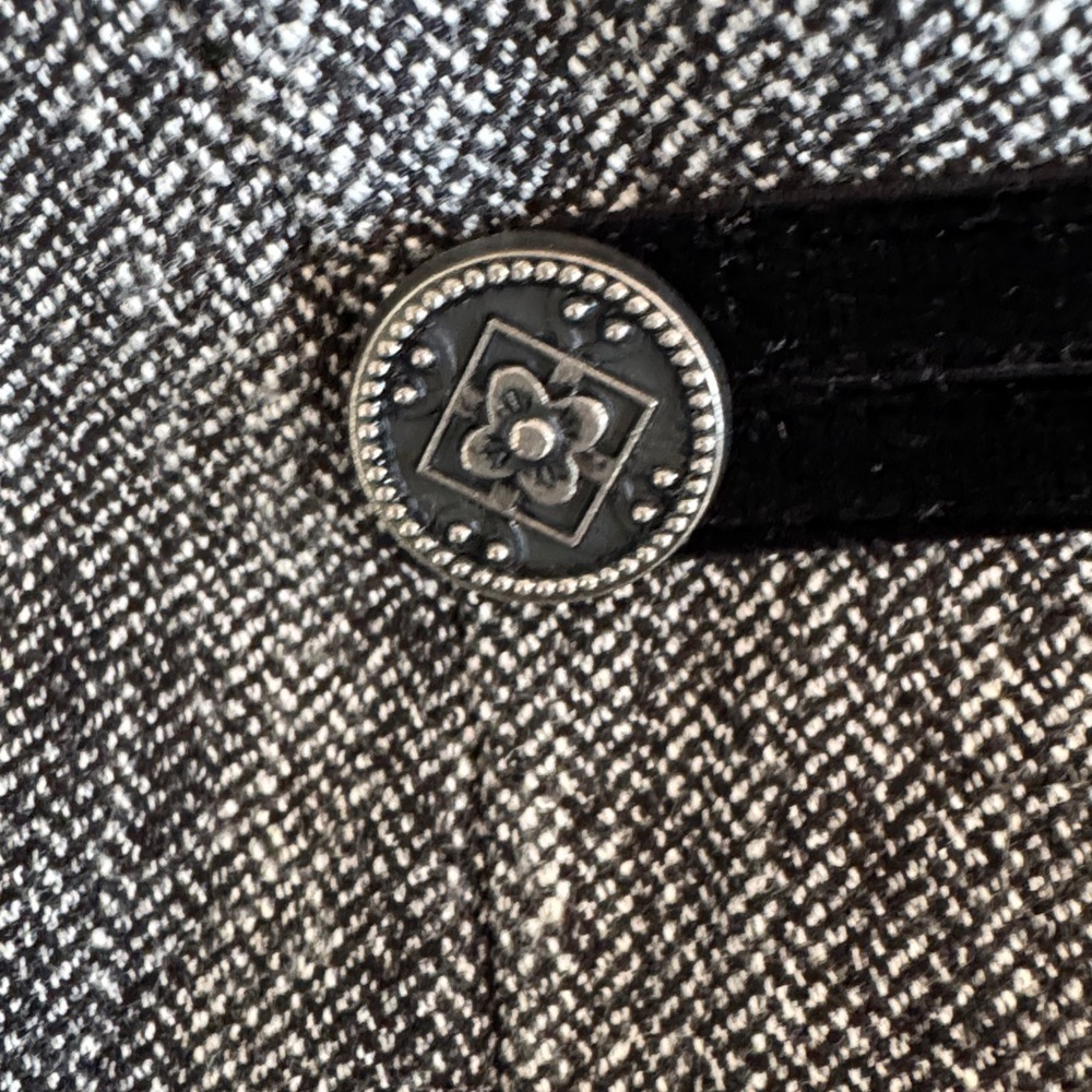 Conrad C Women's Military-Style Jacket with gorgeous buttons. Ptp 23”length22.5” - Picture 14 of 14